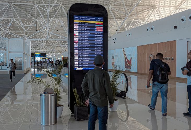 airport signage using an LCD display
